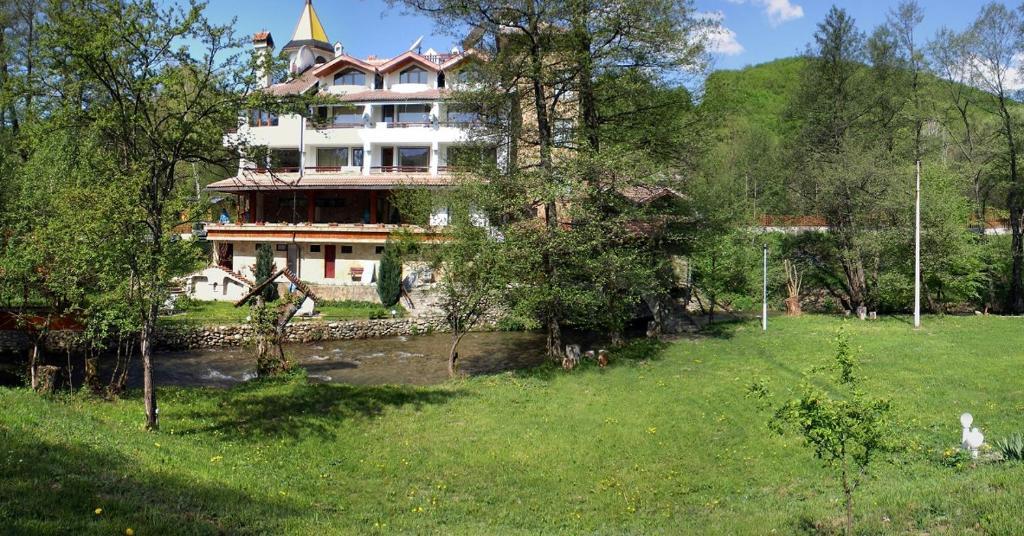 Hotel Paradise Place Kalofer Exterior photo