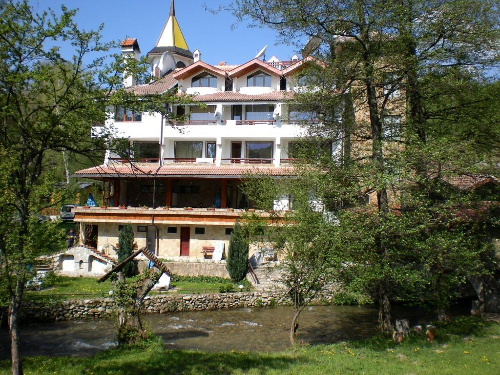 Hotel Paradise Place Kalofer Exterior photo